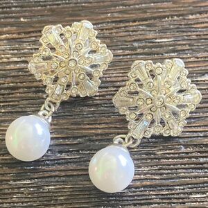 🌸 (2/$20) Snowflake & Pearl Drop Earrings